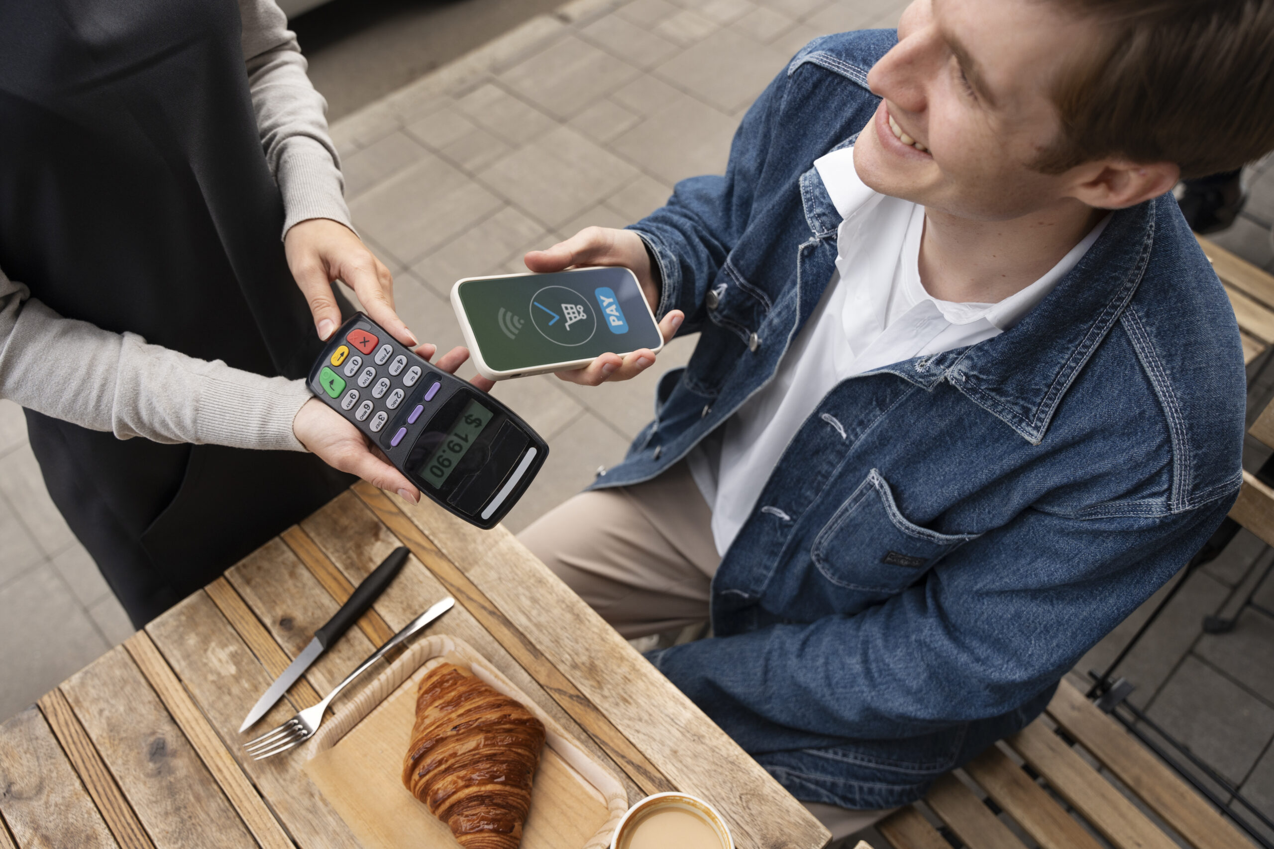 osoba-placaca-za-pomoca-technologii-nfc