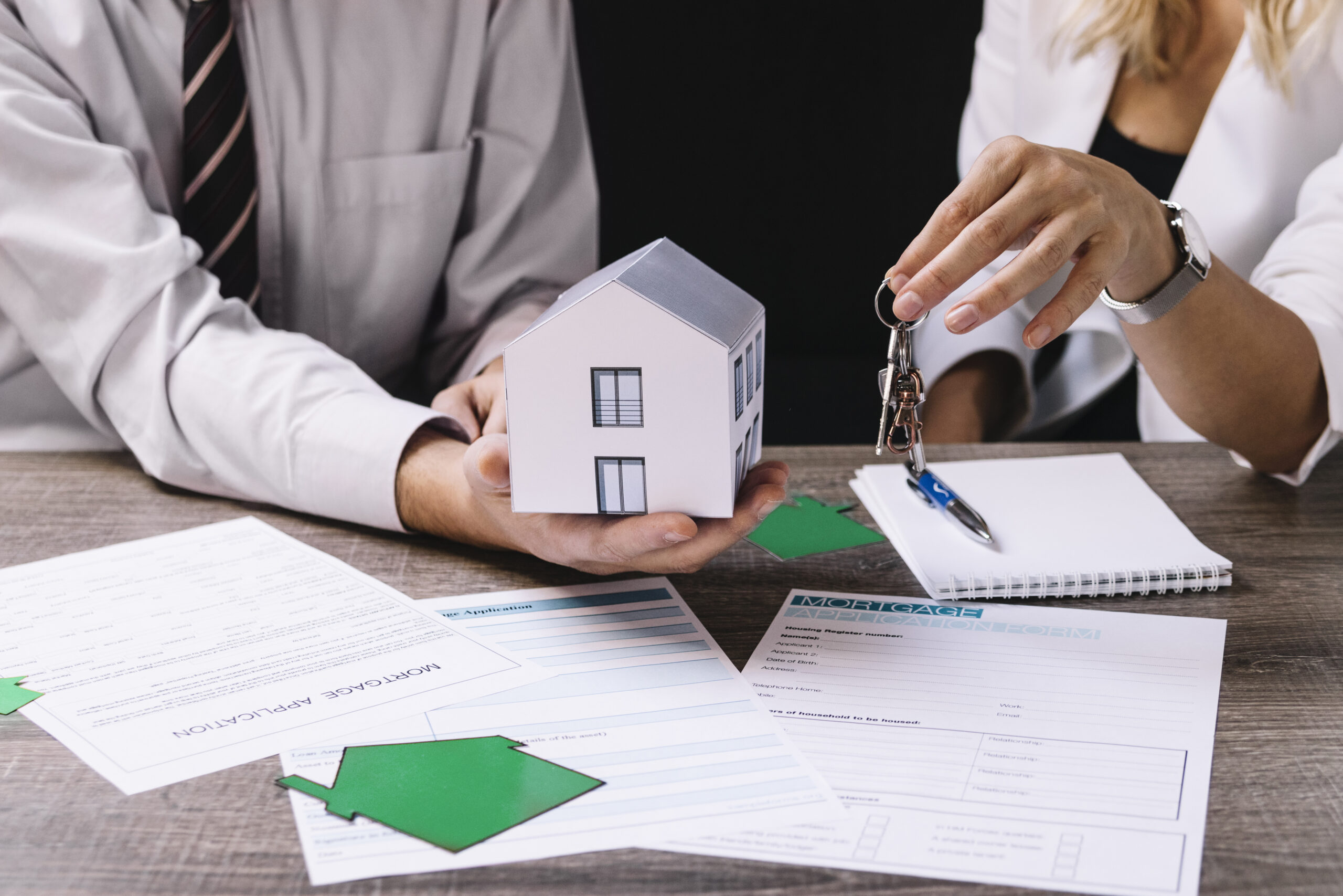 realtor-daje-klucze-nowego-wlasciciela